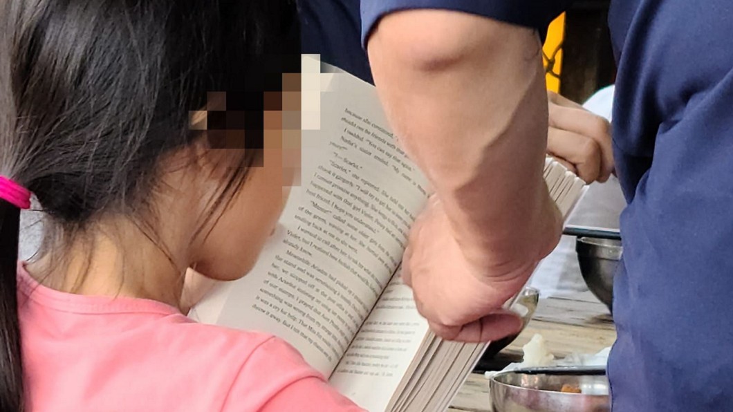 童不滑手機讀原文書 網驚閩南語也通:台灣靠你們了