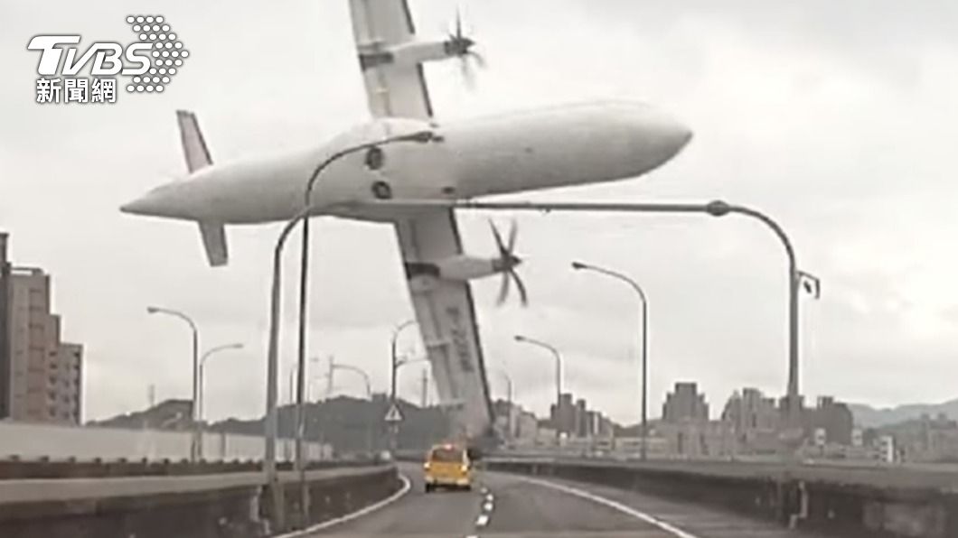 2015年2月復興客機意外失事,在墜機前擦撞行駛在國道上的計程車。(圖/TVBS資料畫面)