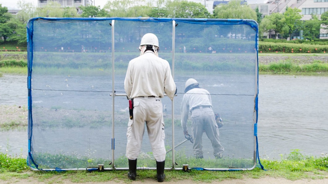 男子見日本除草工人割草時使用防護網。(圖/翻攝自網友臉書)