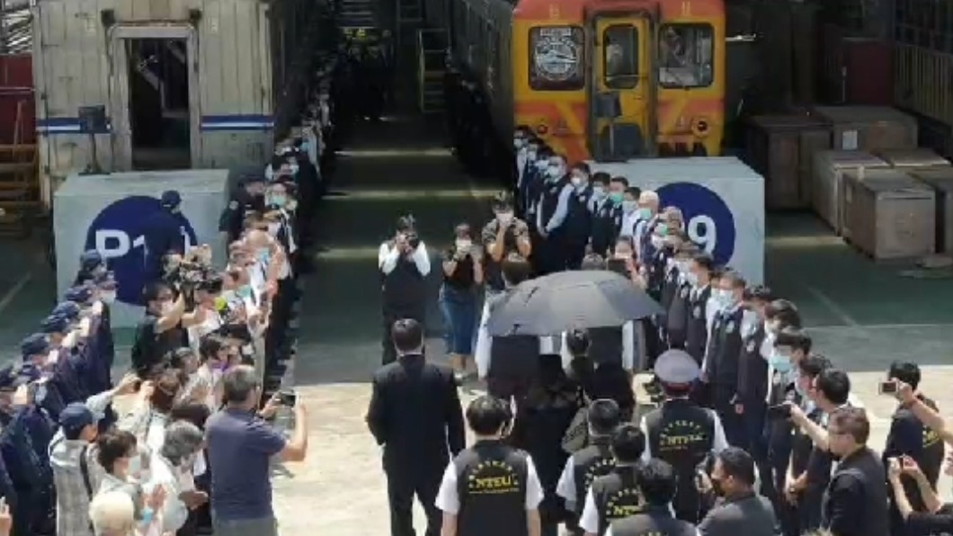 台鐵首度派出專列護送殉職司機員回鄉。(圖/TVBS)