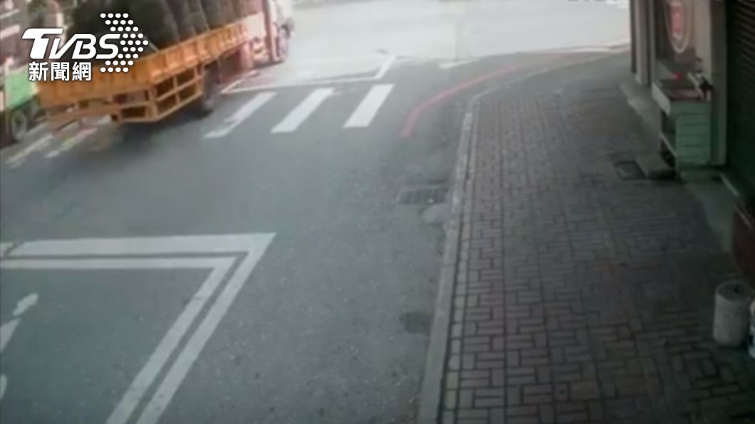 工程車上載滿輪胎。(圖/TVBS)