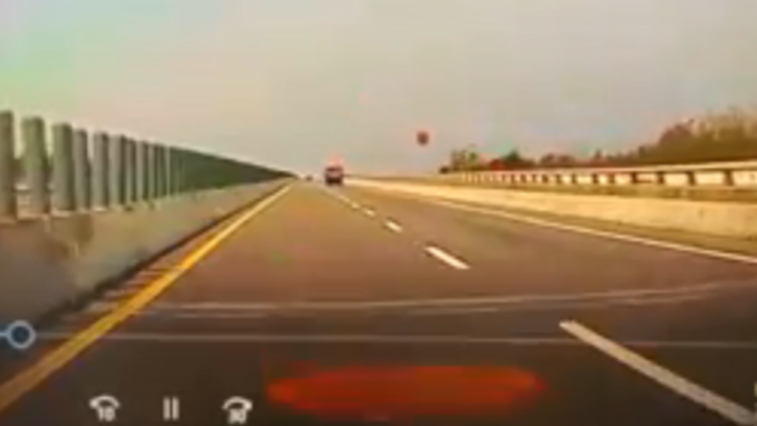 疑似因車速過快、強風吹襲，貨車上的圓桌紛紛掉落。（圖／翻攝自爆料公社臉書）