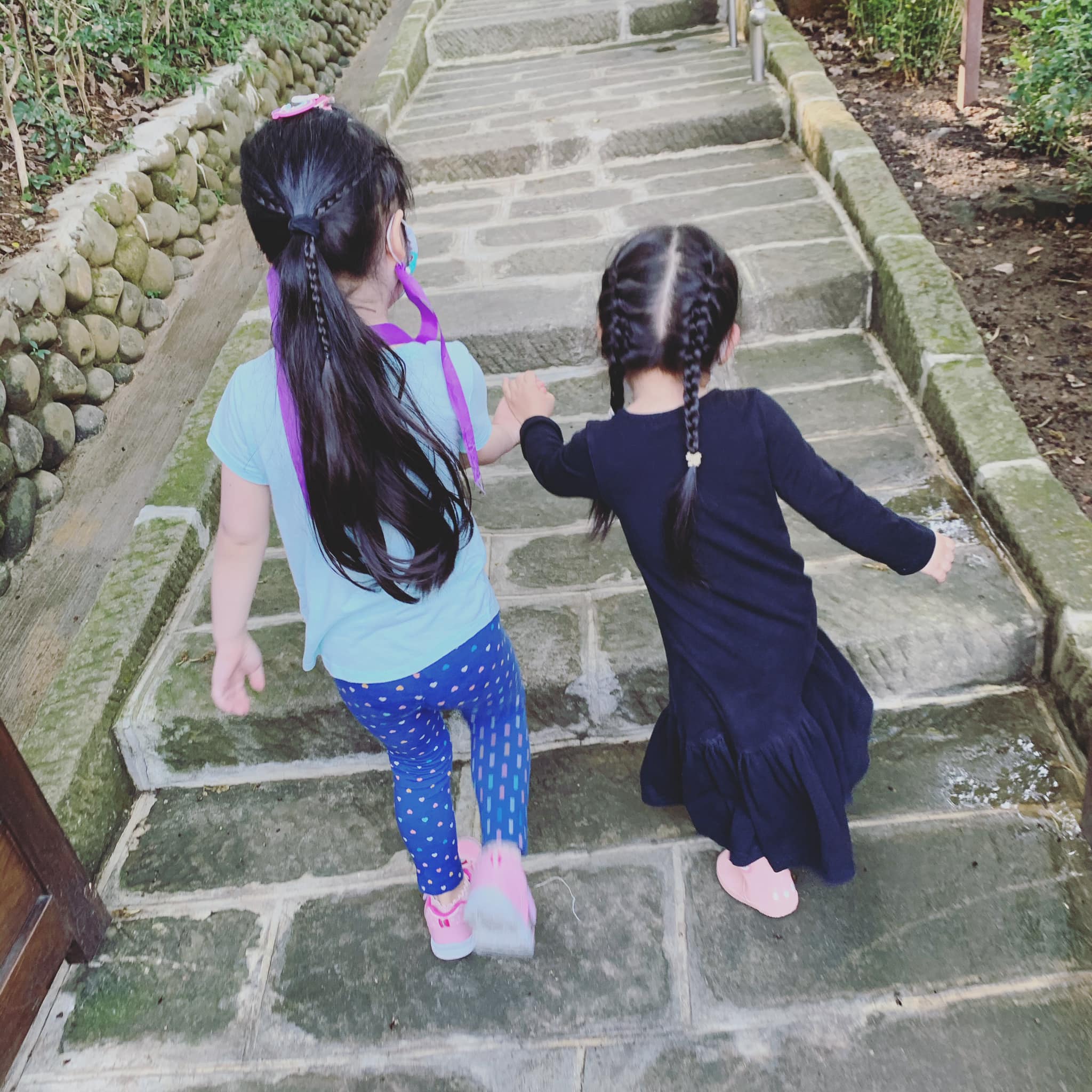 許哲珮女兒與許慧欣女兒同框。(圖/翻攝自許哲珮臉書)