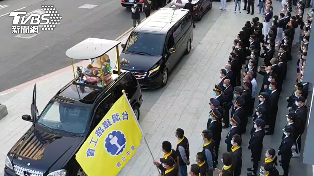 袁淳修靈車停在台中火車站外。（圖／TVBS）