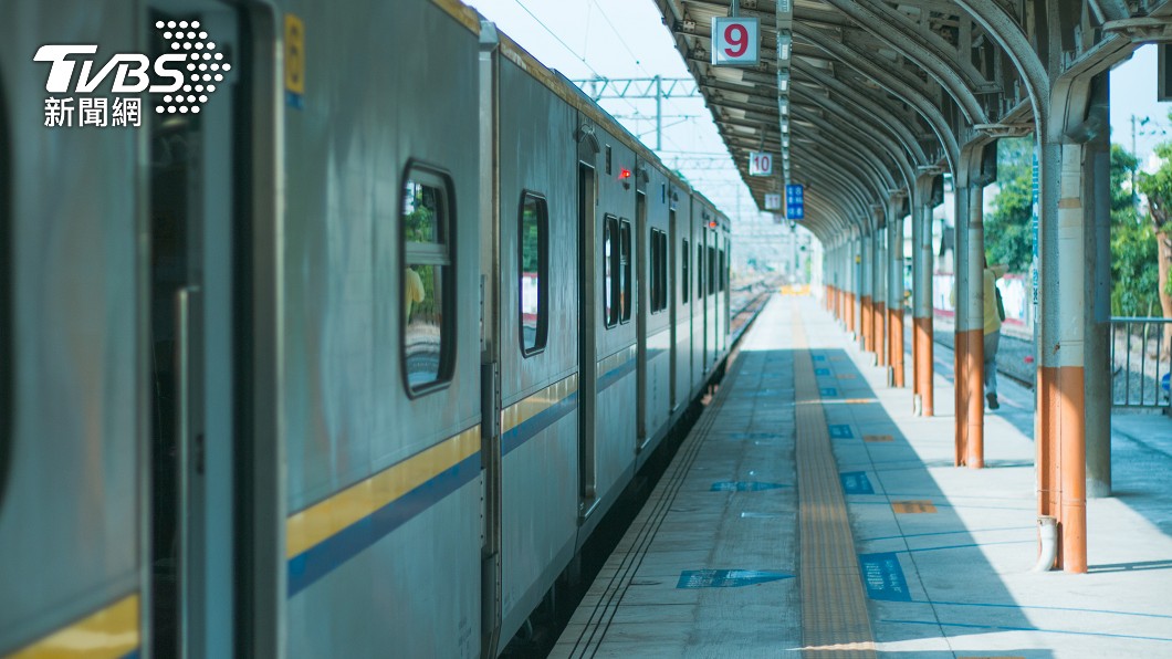 人妻搭火車求換位　暖男聽苦衷秒答應「車頭走到車尾」