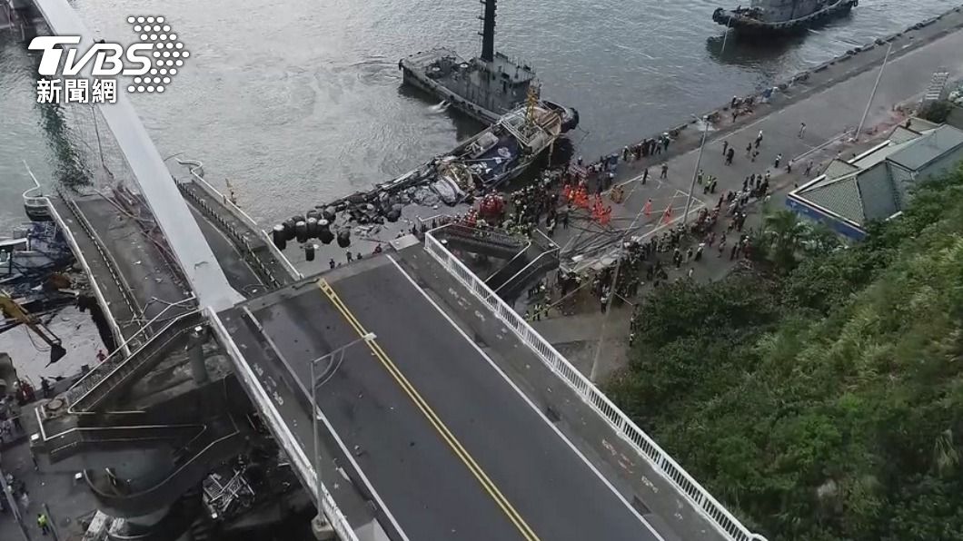 「南方澳大橋斷裂重大公路事故」,事故主因是鋼索鏽蝕承載力不足。(圖/TVBS資料畫面)