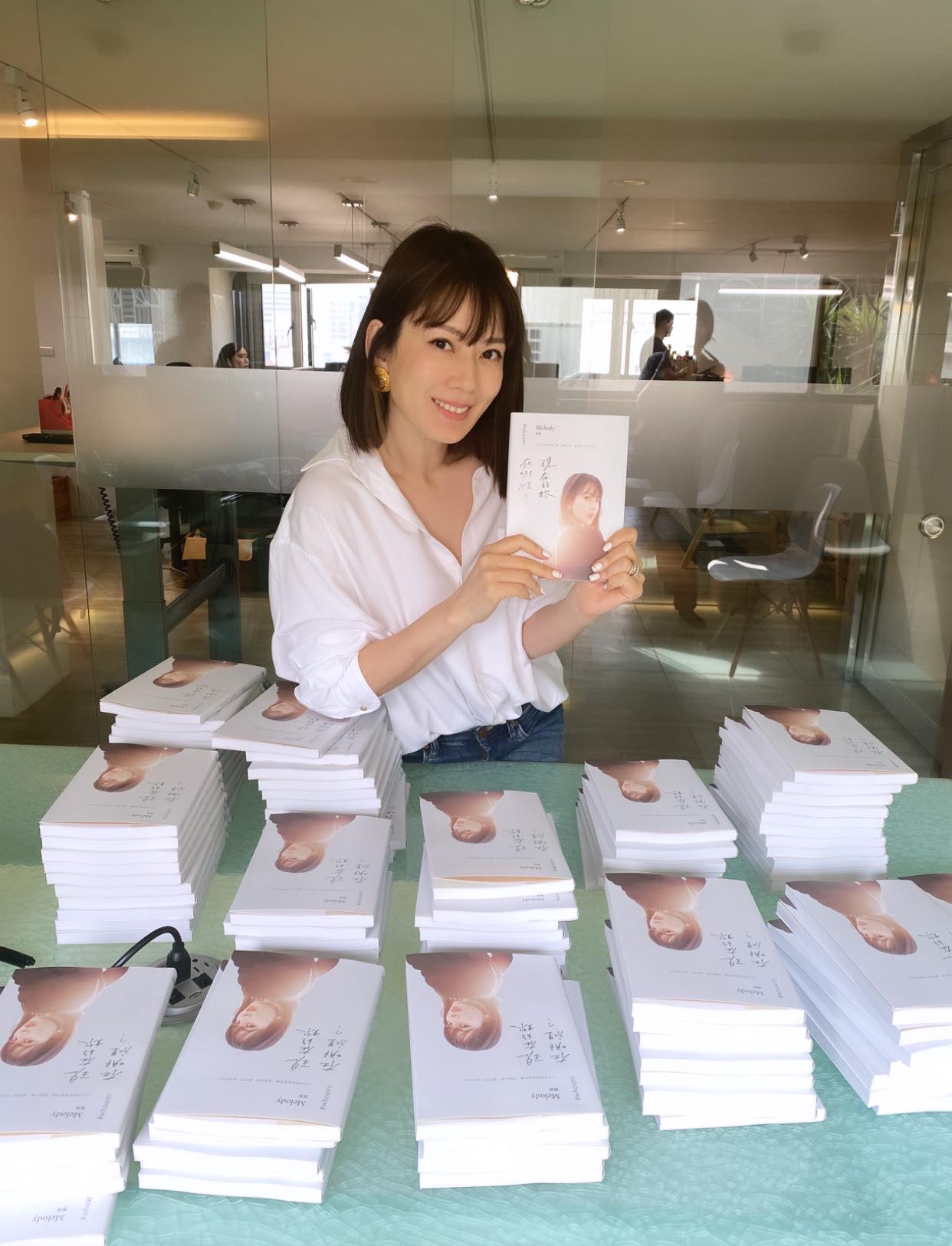 Melody新書上架短短幾天,就攻佔各大書店排行榜。(圖/翻攝自Melody臉書)