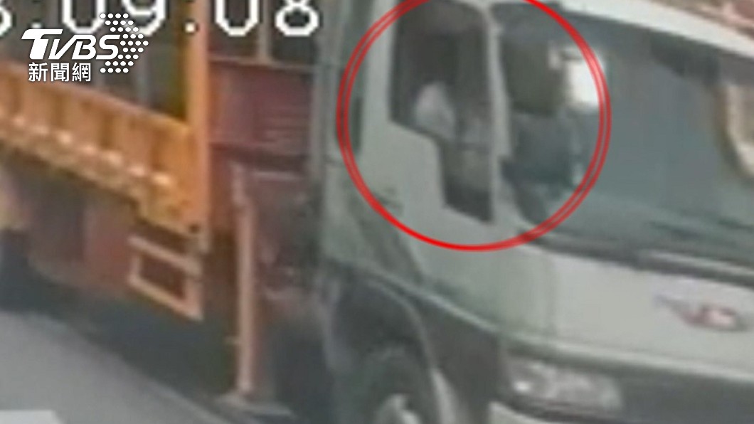 工程車上發現有第二人,李義祥「獨自1人前往現場」說法遭到打臉。(圖/TVBS)