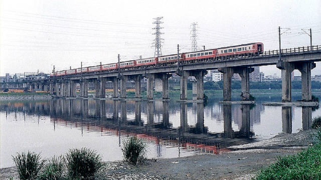 台鐵史上最慘事故！新店溪橋火燒車　乘客跳橋逃生64死