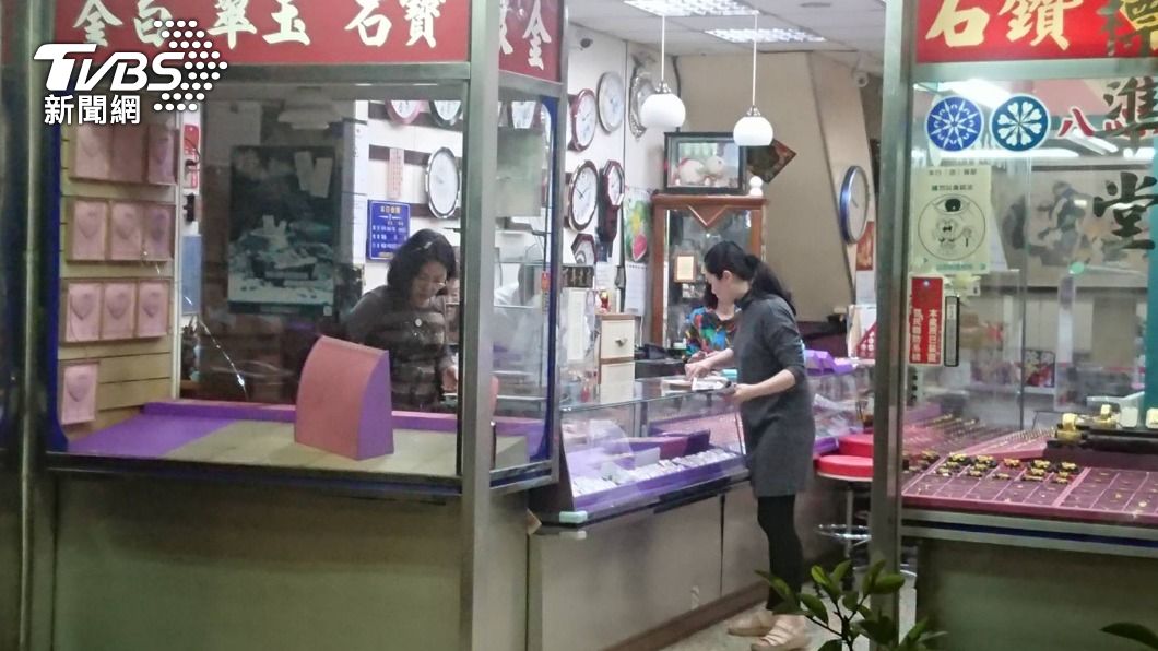 苗栗市銀樓遭砸10餘兩金飾被搶 警漏夜緝凶