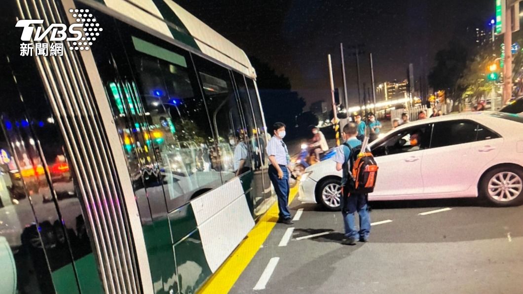 高雄輕軌遭小客車擦撞 車頭有裂痕高捷將求償