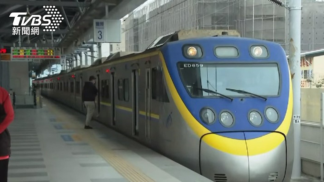 全台火車鳴笛哀悼。（圖／TVBS）
