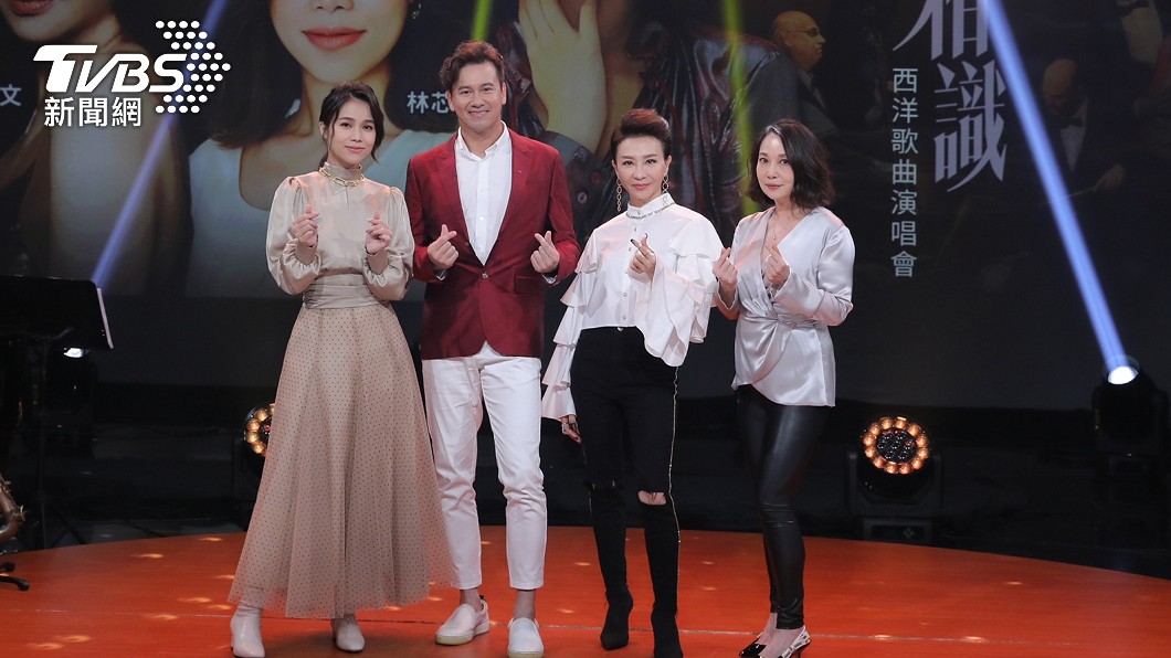 李聖傑(圖左2)與范怡文(圖右2)、林芯儀(圖左1)及朱衛茵合影。(圖/東風衛視提供)