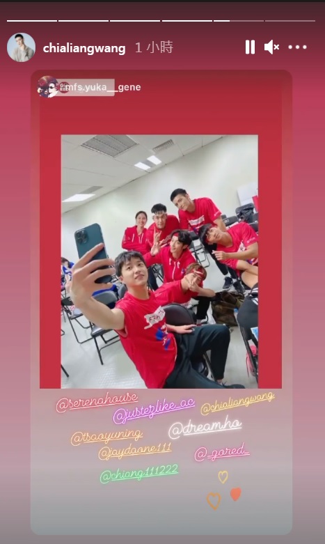王家梁限時動態還有另一張紅隊合照。(圖/翻攝自王家梁IG)