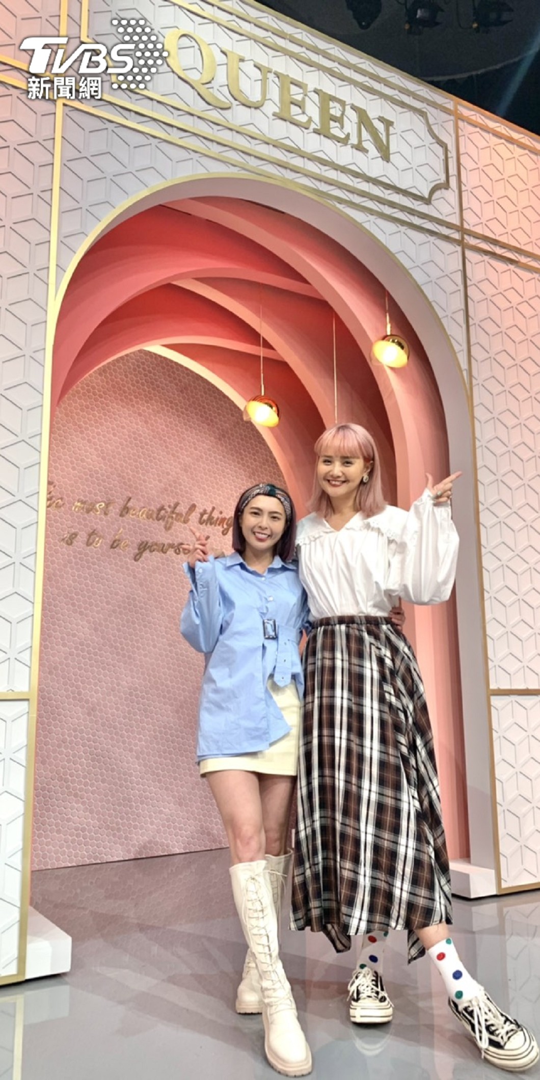 小豬(圖左)和小筠在要價數十萬的網美牆前合影。(圖/TVBS)