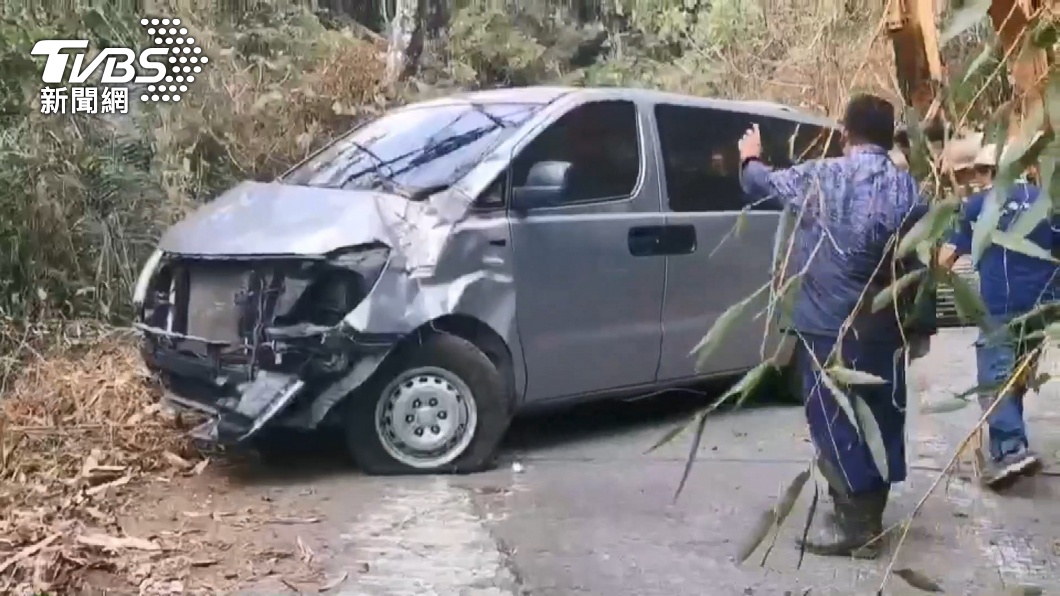 休旅車上山賞螢,在斜坡失控翻車。(圖片來源/TVBS)