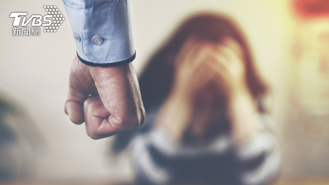 一名已婚男警逼迫同分局女警當他的小三,對方拒絕竟逼她下跪還潑灑飲料。(示意圖/shutterstock 達志影像)