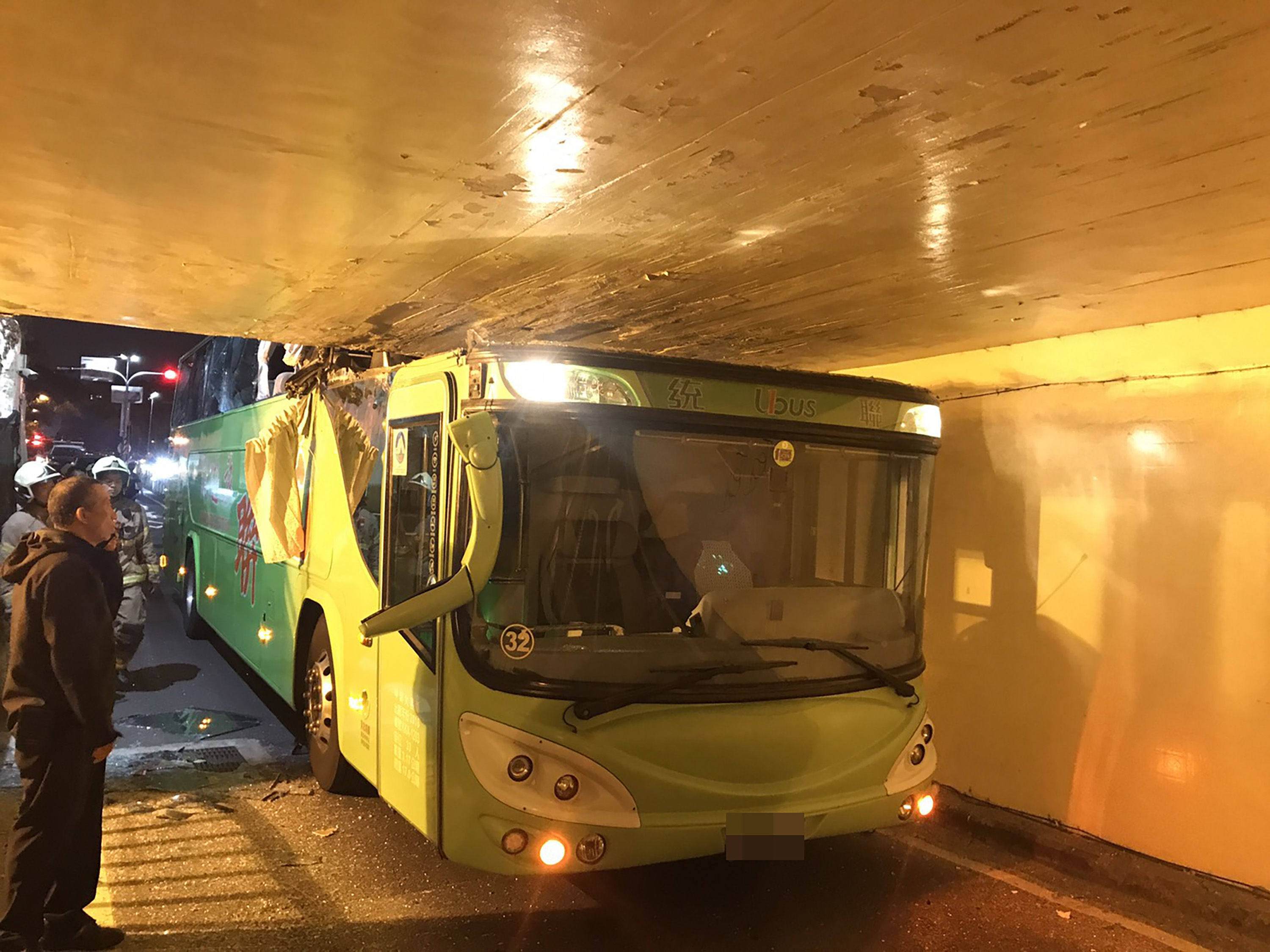 統聯巴士疑誤闖機車道卡住　台南小東地下道打結