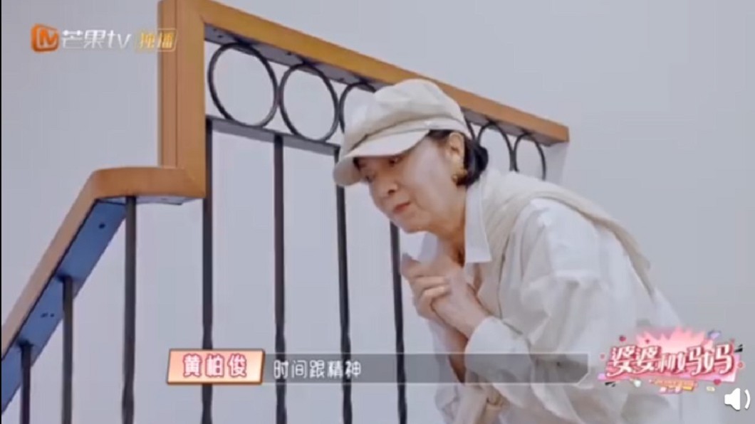 林月雲躲在一旁聽侯佩岑夫妻對話。（圖／翻攝自微博）