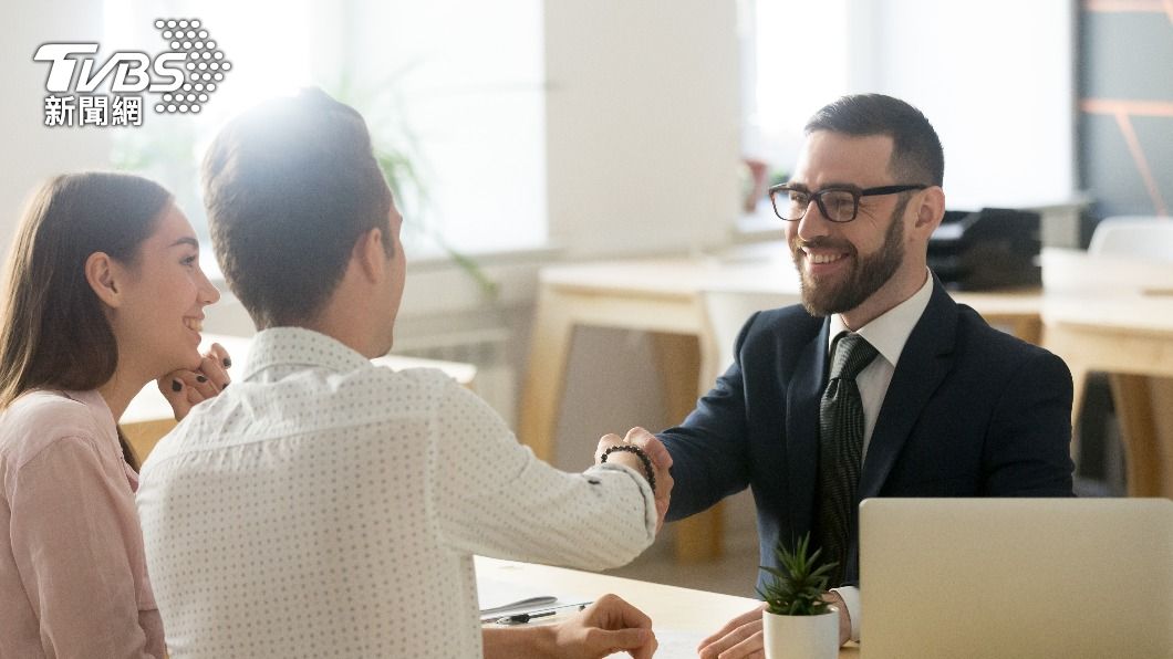 為提供更方便的服務，銀行業者首推一條龍整合服務。（示意圖／shutterstock達志影像）