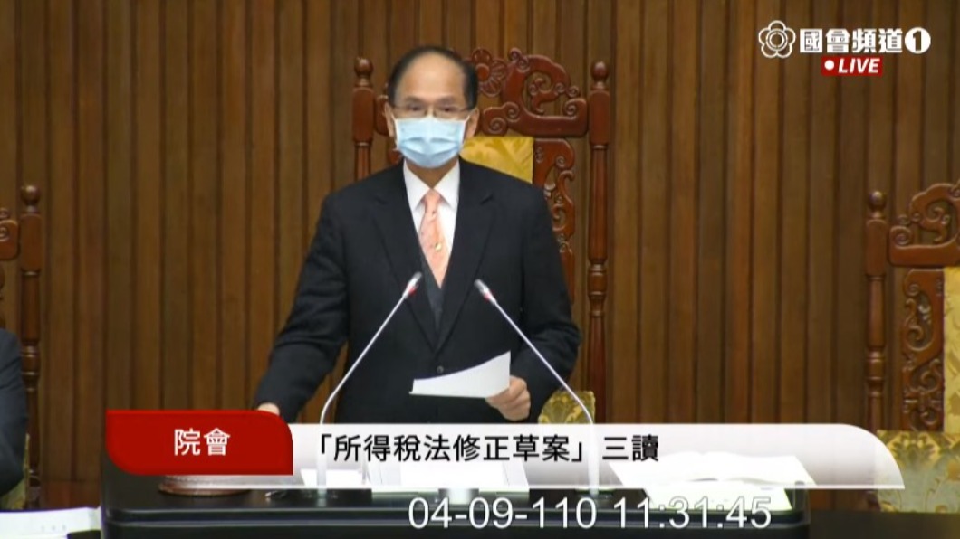 立法院長游錫堃敲槌宣布修法三讀通過。(圖/翻攝自國會頻道)