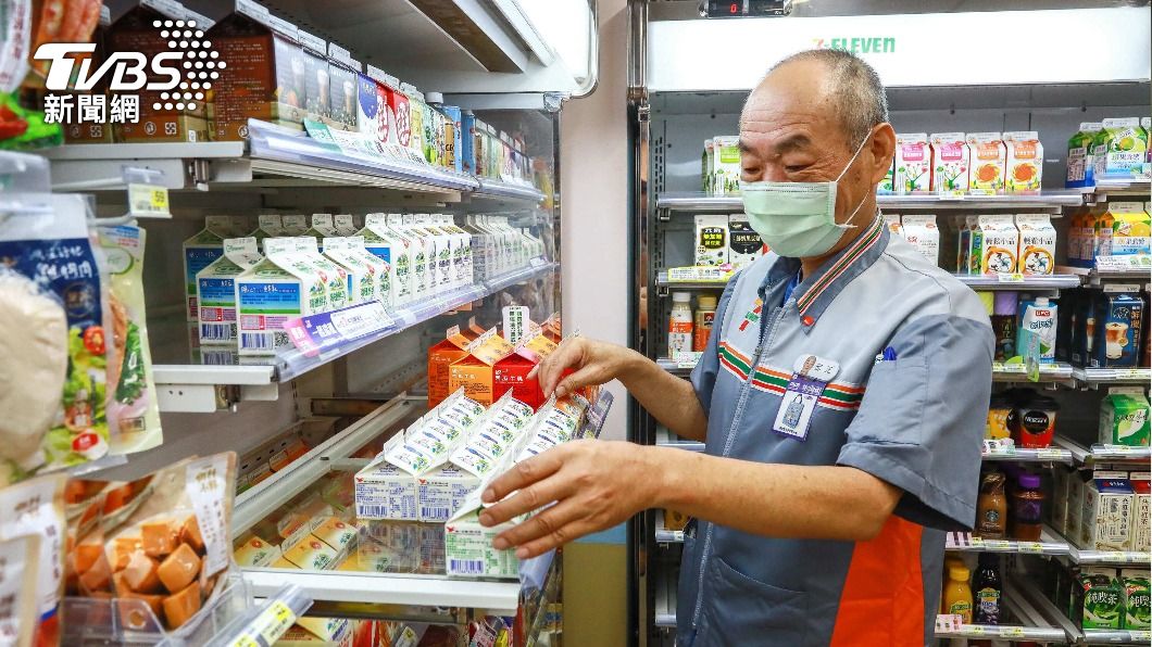 中高齡就業友善職場 7-ELEVEN首創樂齡門市