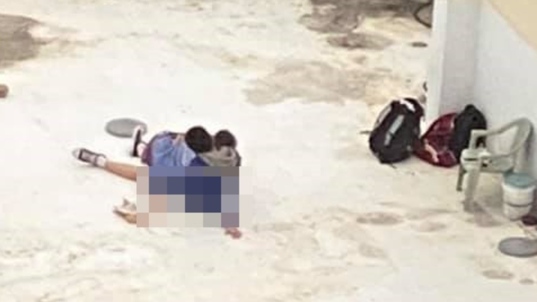 放大仔細看其實2人僅抱抱,並無逾矩。(圖/翻攝自爆廢1公社)