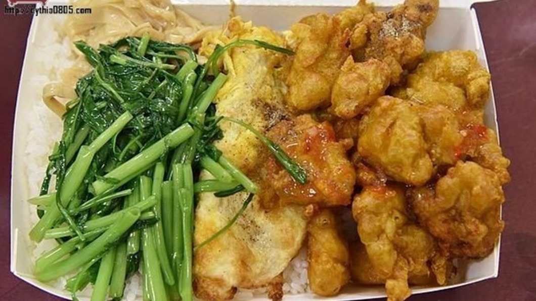 主菜和配料超豐富的咖哩雞球便當只要80元。(圖/翻攝自民宿女王芽月)