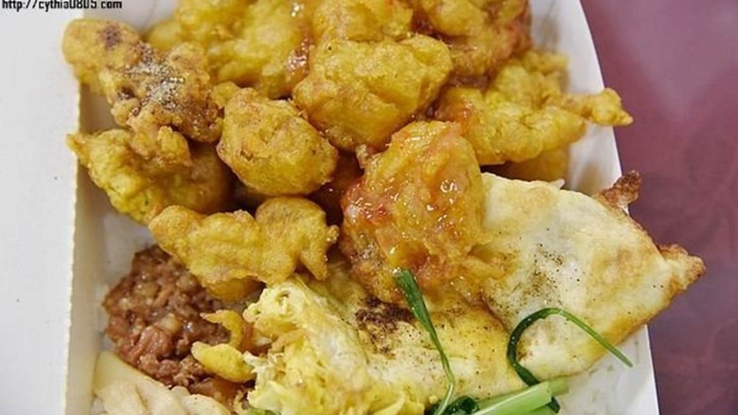 咖哩雞球便當除了配菜之外,白飯那邊也淋了肉燥,非常豐富。(圖/翻攝自民宿女王芽月)