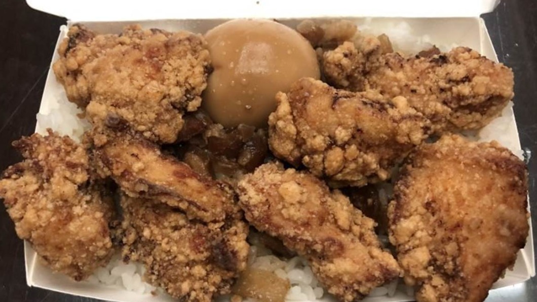 65元的轟炸雞飯蛋白飯裝滿鮮脆的炸機塊,更淋上滷肉醬汁。(圖/翻攝自游游滴)