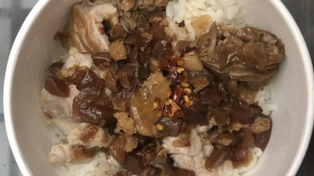黯然銷魂飯內含滷肉飯、肉羹、大腸和麻辣,相當開胃。(圖/翻攝自游游滴)