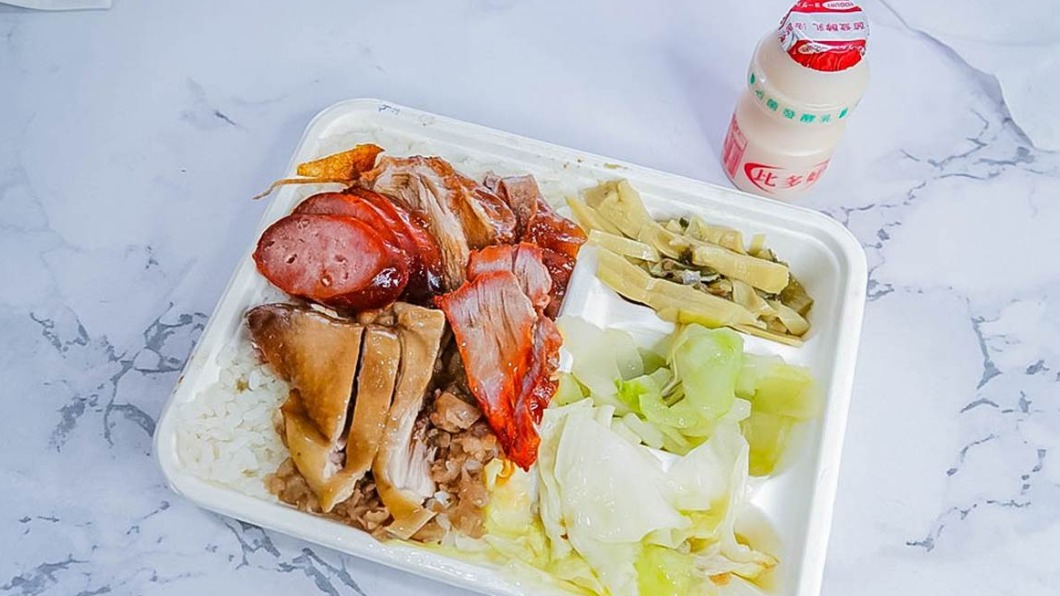 95元的綜合招牌飯可一次品嘗4種肉類,包含臘腸、烤鴨、油雞、燒肉。(圖/翻攝自靜兒貪吃遊玩愛分享)