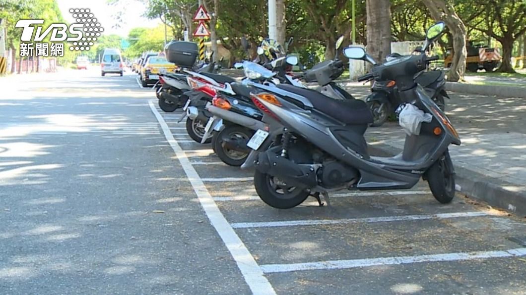 排氣管、後照鏡全疊一起 車主「硬塞」遭轟爆