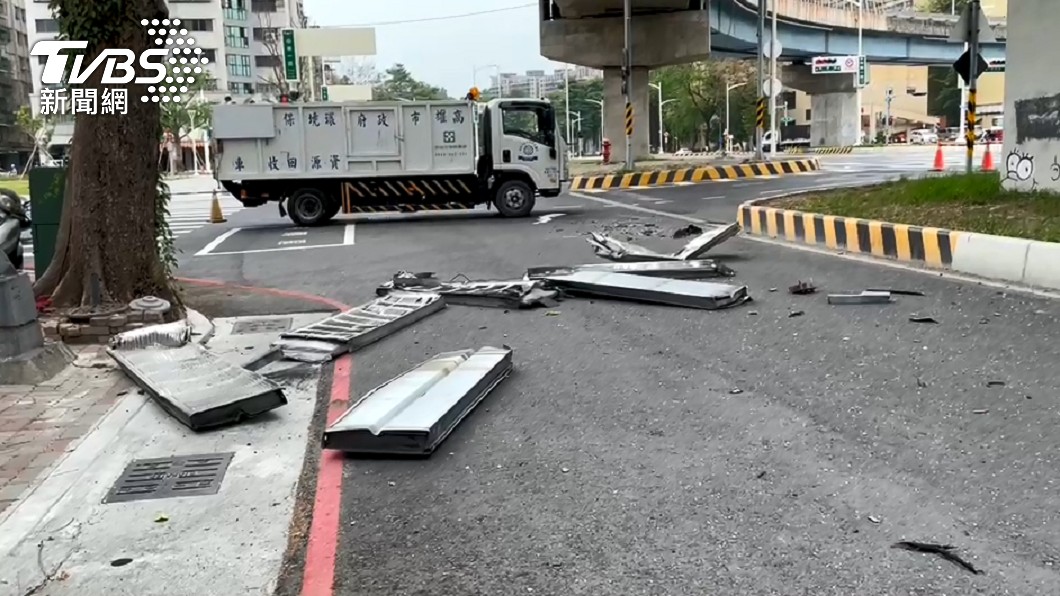 水泥車高架橋轉彎失控 隔音牆碎片飛落橋下嚇壞路人