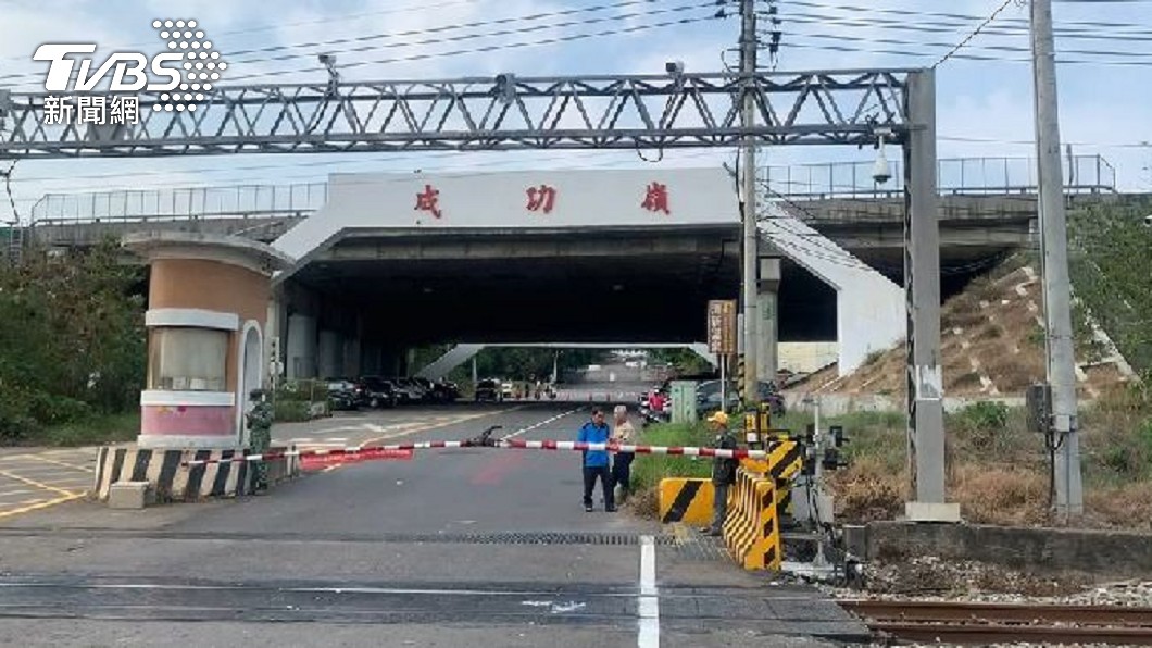 事故地點就在成功嶺附近的平交道。(圖/TVBS)