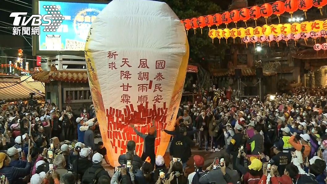 二層樓高的媽祖天燈冉冉升空，在信眾的祈禱下冉冉升空。（圖／TVBS）