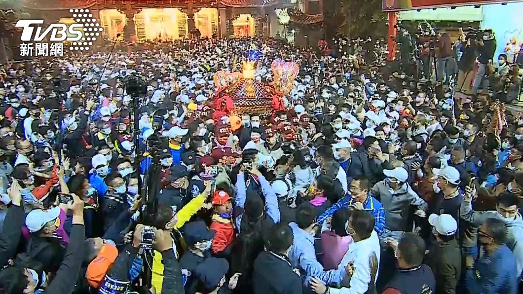 廟方恢復傳統儀式，請信眾在廟埕為媽祖送駕。（圖／TVBS）