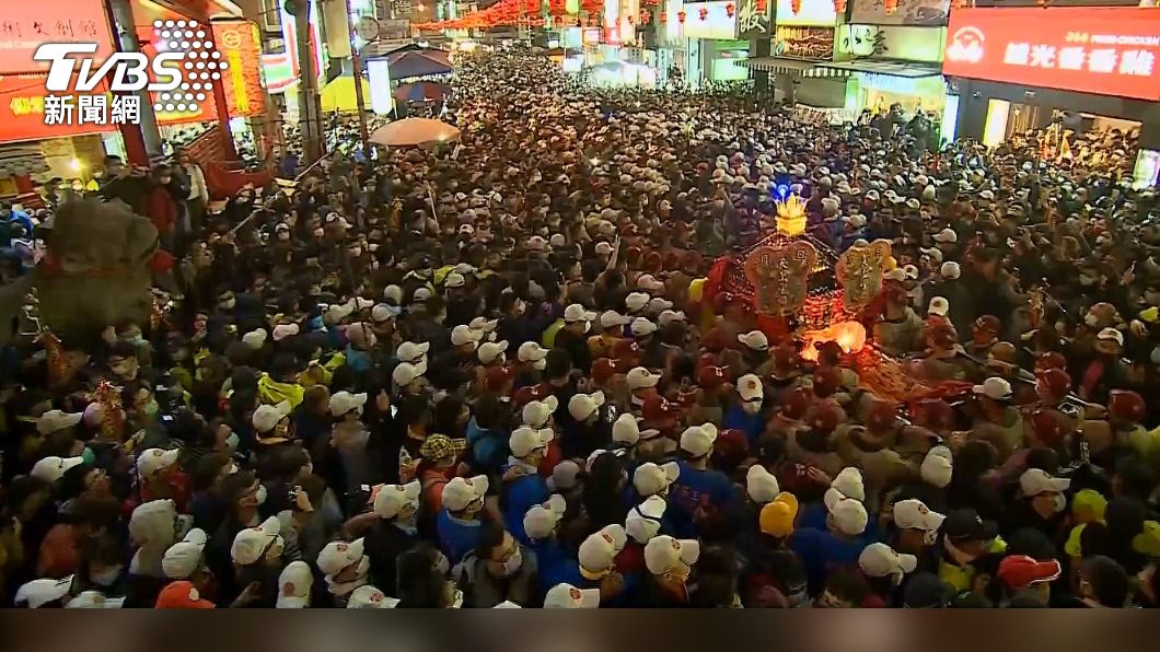 大甲媽9天8夜遶境進香 萬名信眾傳統跪拜禮送駕