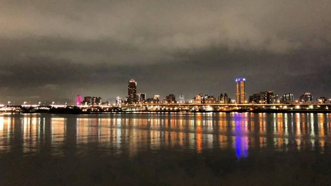 除了逛市集外還可以看到夕陽、夜景。(圖/翻攝自大稻埕碼頭貨櫃市集Facebook)