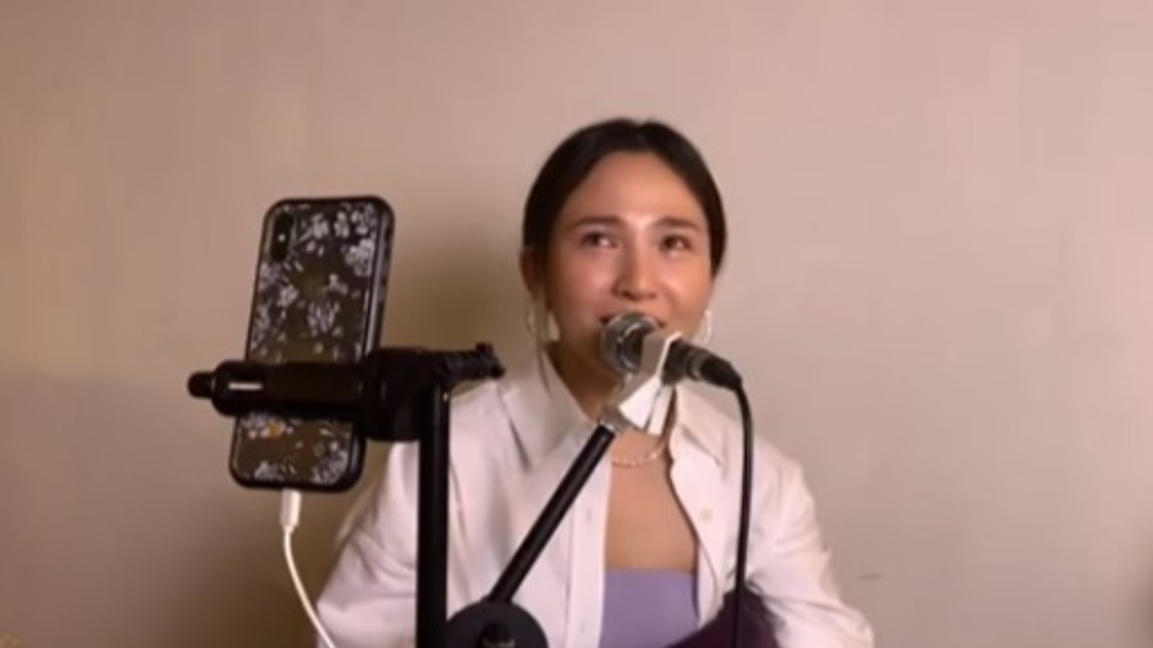 梁文音演唱〈哭過就好了〉,情緒一度失控。(圖/翻攝自梁文音臉書)
