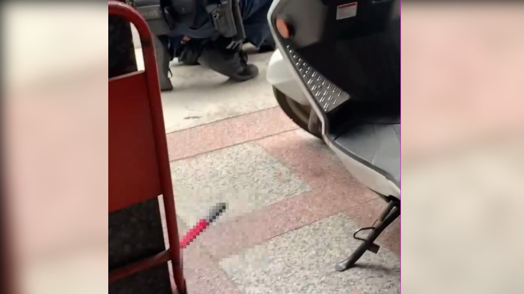 目擊者發現該名男子隨機攻擊他人後立即報警。(圖/中壢推薦美食 Star-星星炸雞 中壢林森總店提供)