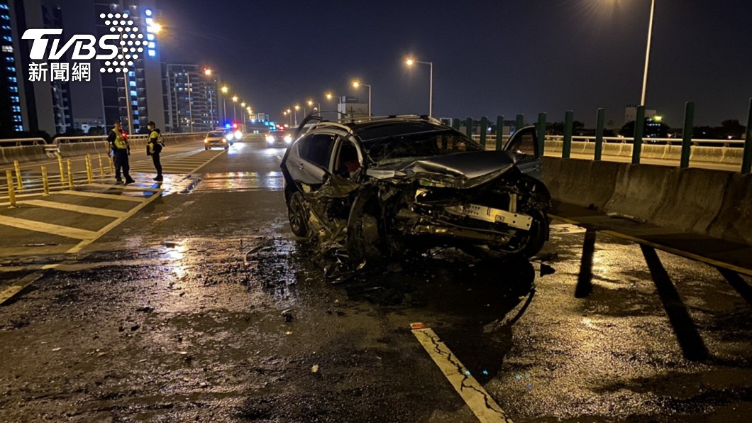 台南台86線轎車自撞分隔島 3人受傷、1人命危搶救
