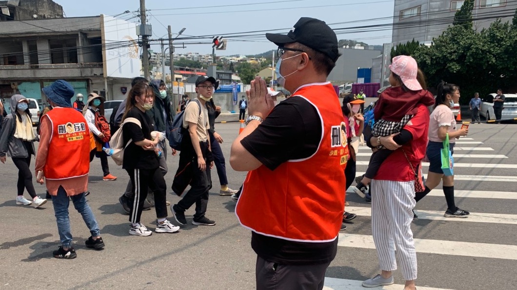 罷免團隊成員雙手合十向媽祖祈求。（圖／翻攝自罷免陳柏惟臉書）