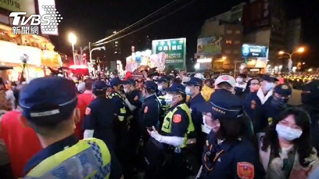 當地派出至少300名員警維持秩序。（圖／TVBS）