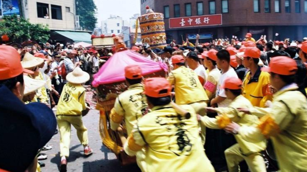 2004年白沙屯媽和大甲媽歷史會面。(圖/翻攝自白沙屯媽祖婆網站)