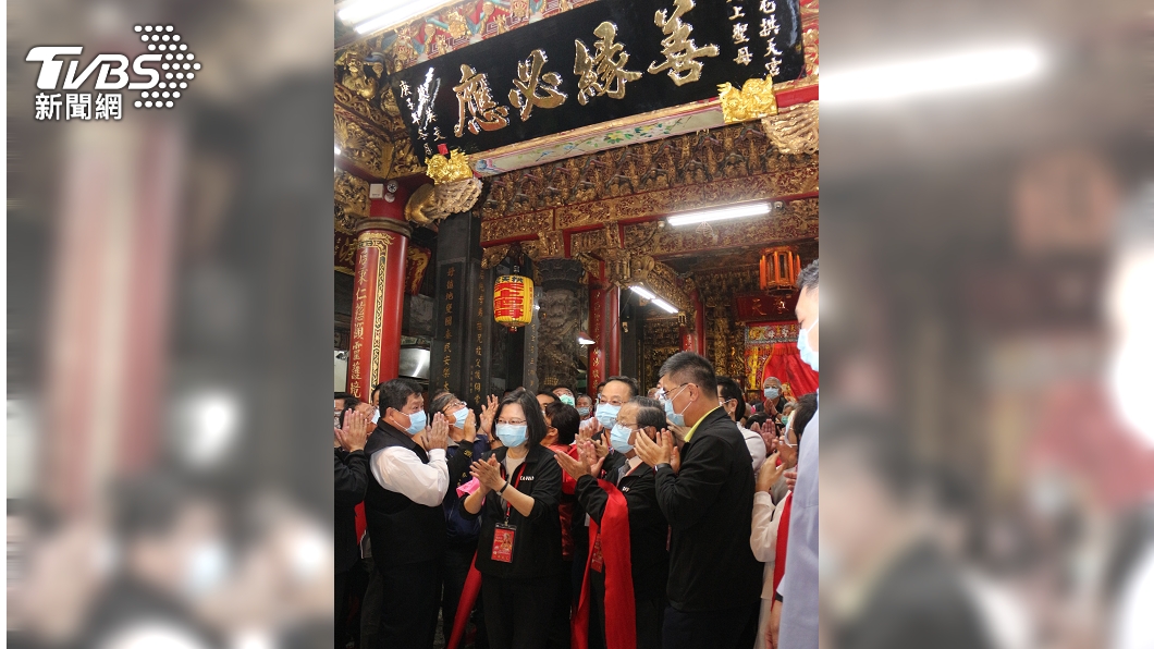 總統蔡英文致贈「善緣必應」匾額。(圖/中央社)