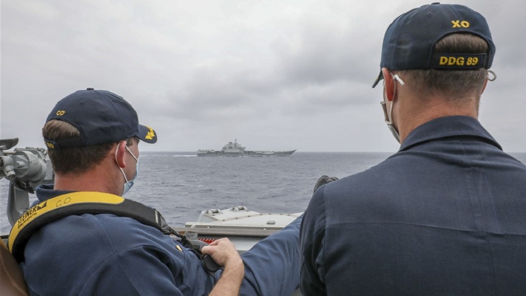 美艦長「翹腳」監控遼寧艦　專家：故意凸顯沒放心上