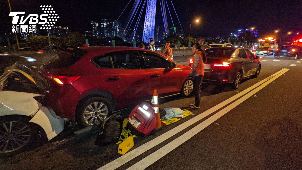 國1汐止交流道前7車連環撞 1人送醫