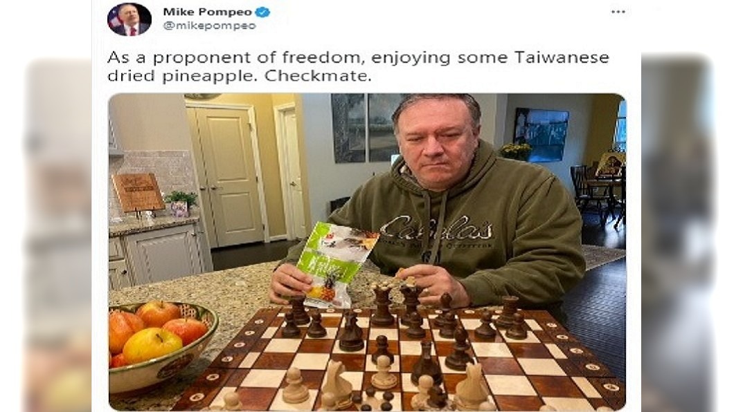 龐佩奧曬家居照不忘挺台 邊下棋邊啖台灣鳳梨乾