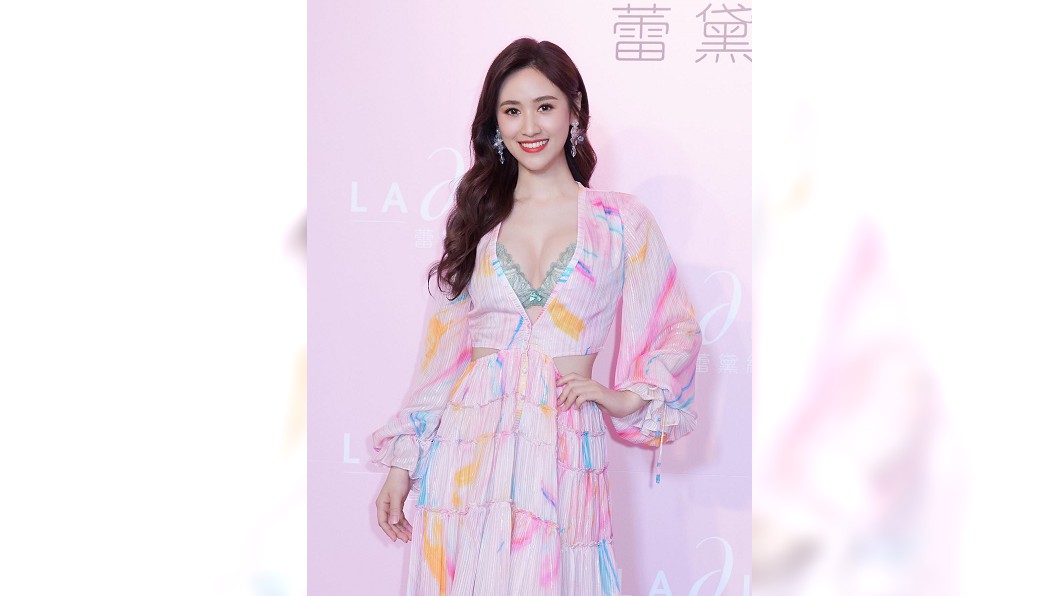 Sandy日前她穿性感內衣登台,成為出道以來最大尺度。(圖/翻攝自吳姍儒臉書)